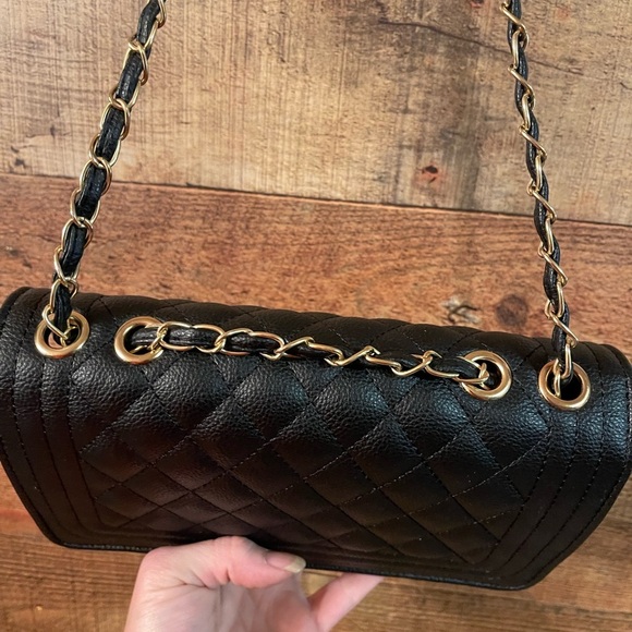 Black and Gold quilted shoulder bag - Picture 7 of 10